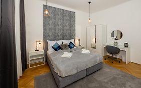 Delightful 1 Bedroom Near Schoenbrunn And Westbahnhof With Big Porch